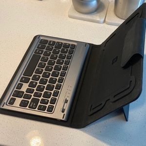 Universal 7-8” tablet folio with keyboard